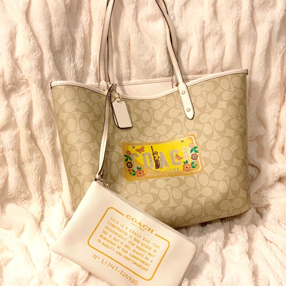 🔥NWT🔥COACH SIGNATURE REVERSIBLE TOTE - Picture 2 of 5